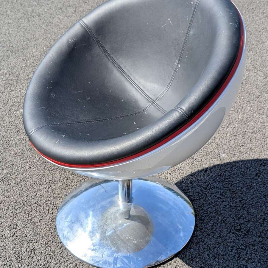 Retro swivel egg chair, high-gloss white outer shell, black & red faux leather upholstery