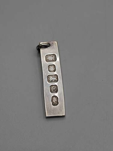 Silver Jubilee Sheffield sterling hallmarked ingot pendant, Queen Elizabeth 1977, 16.3g