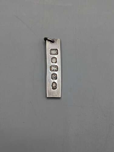 Silver Jubilee Sheffield sterling hallmarked ingot pendant, Queen Elizabeth 1977, 16.3g