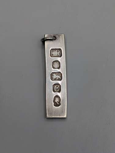 Silver Jubilee Sheffield sterling hallmarked ingot pendant, Queen Elizabeth 1977, 16.3g